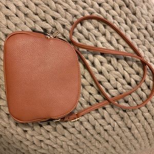 Cross body half moon purse🌙